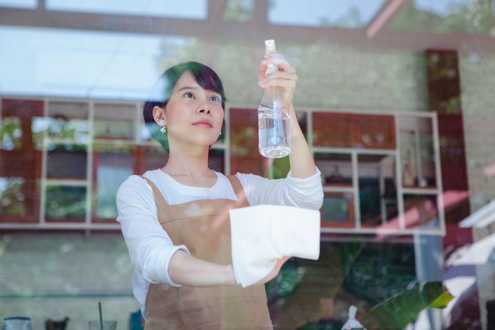 Glasreinigung einer Fensterfront im Gastronomiebereich