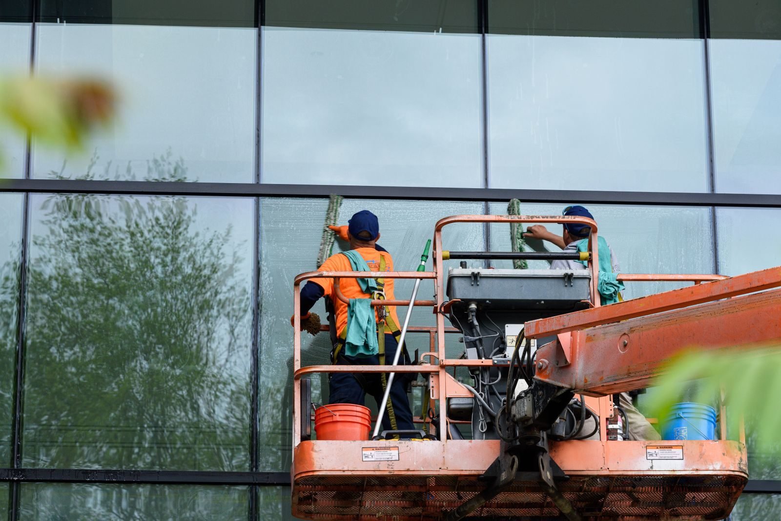 Glasreinigung einer Fassade von der Hubarbeitsbühne aus