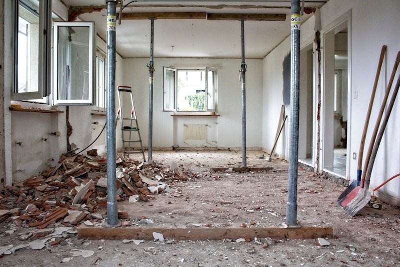 Rohbau mit Bauschutt vor der Baureinigung