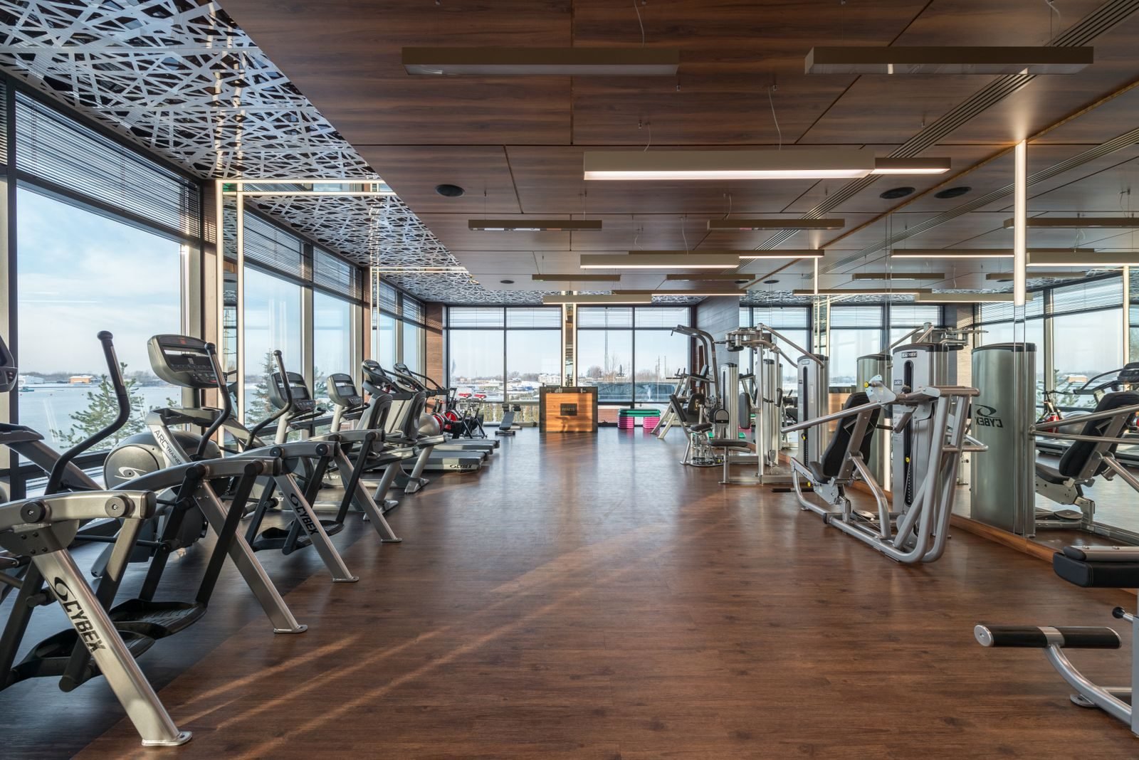 Trainingsfläche eines Fitnessstudios mit gereinigtem Boden