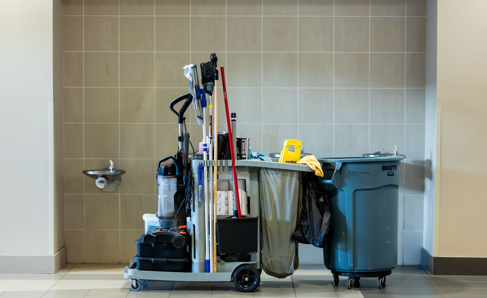 Ausgestatteter Reinigungswagen mit Maschinen und Materialien