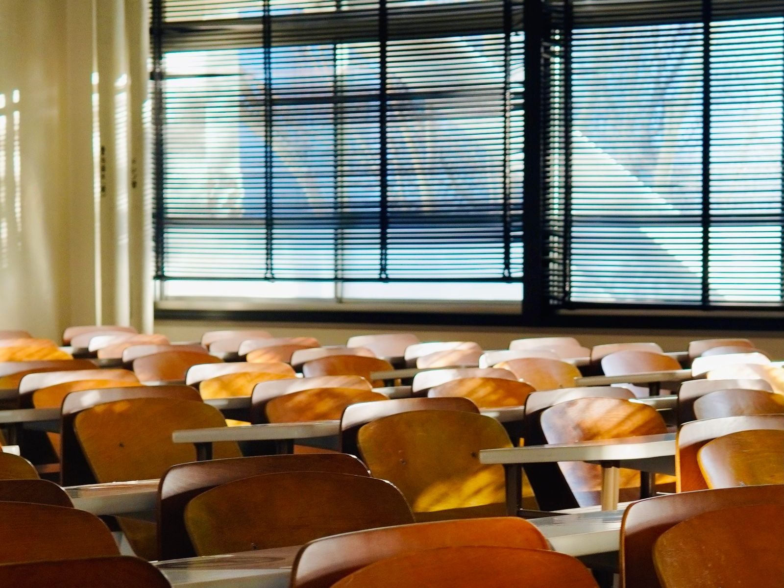 Fensterfront mit Jalousien in einem Schulungsraum