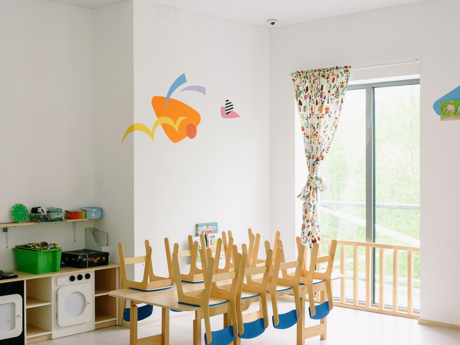 Gruppenraum einer Kindertagesstätte mit aufgestuhlten Tischen
