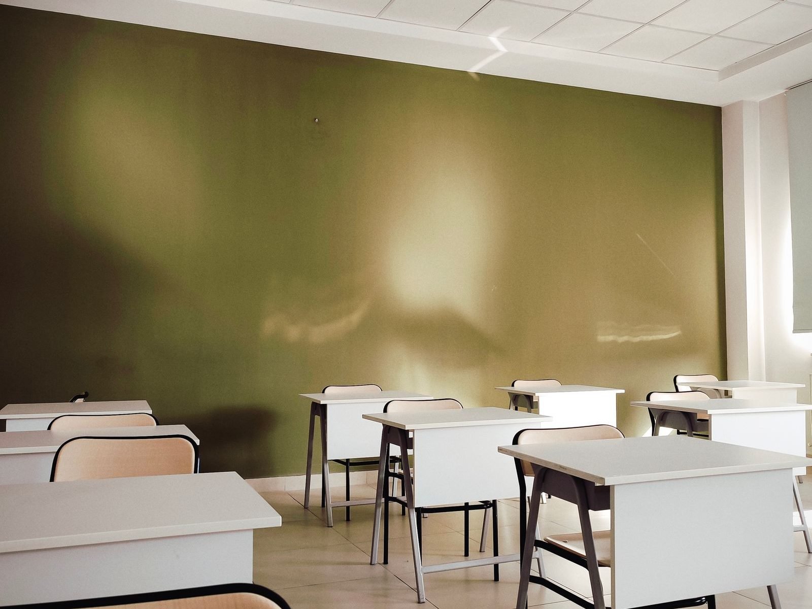 Klassenraum mit gereinigten Tischen und Bodenflächen