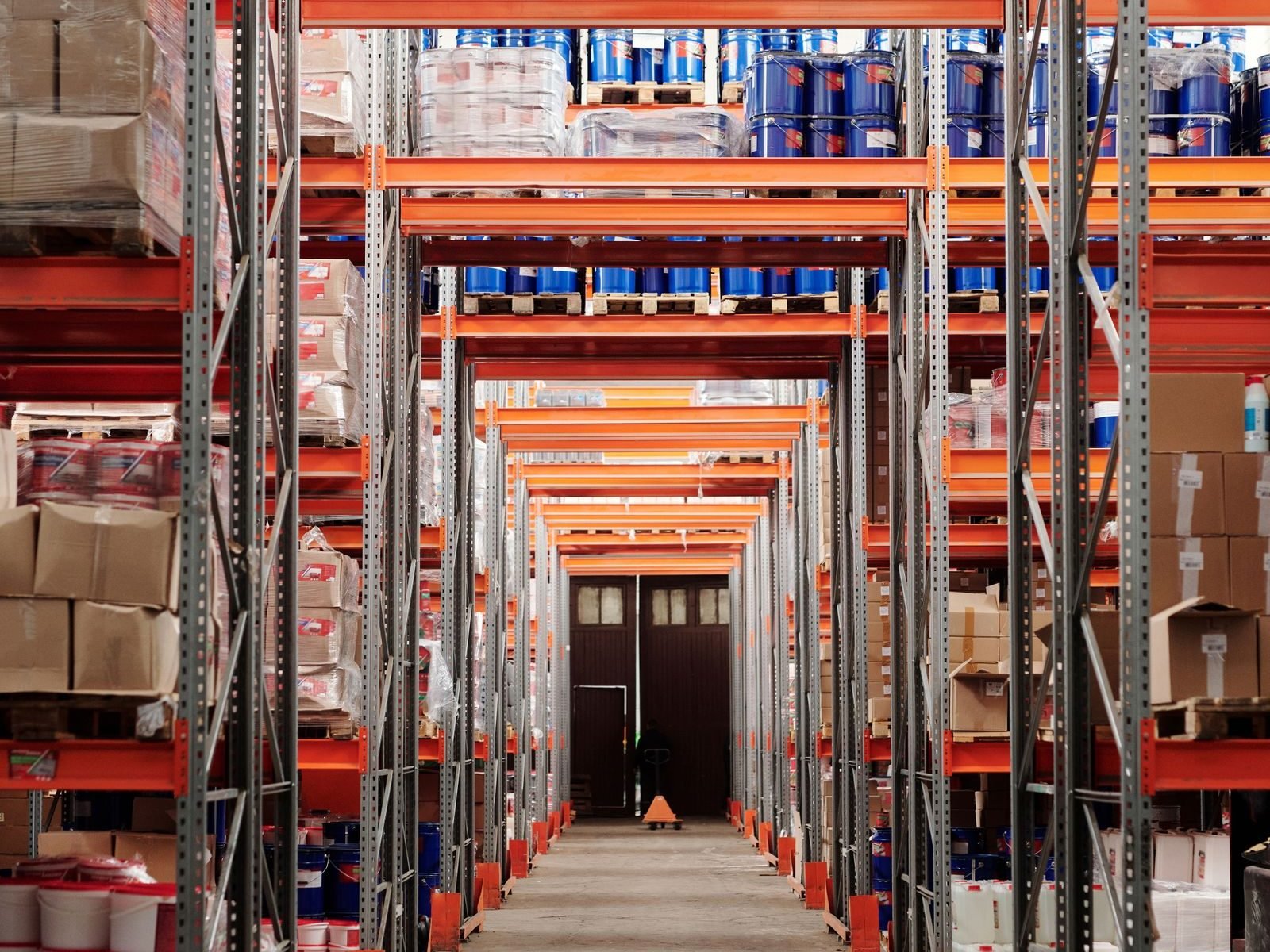 Regalgang einer Lagerhalle mit gereinigtem Industrieboden