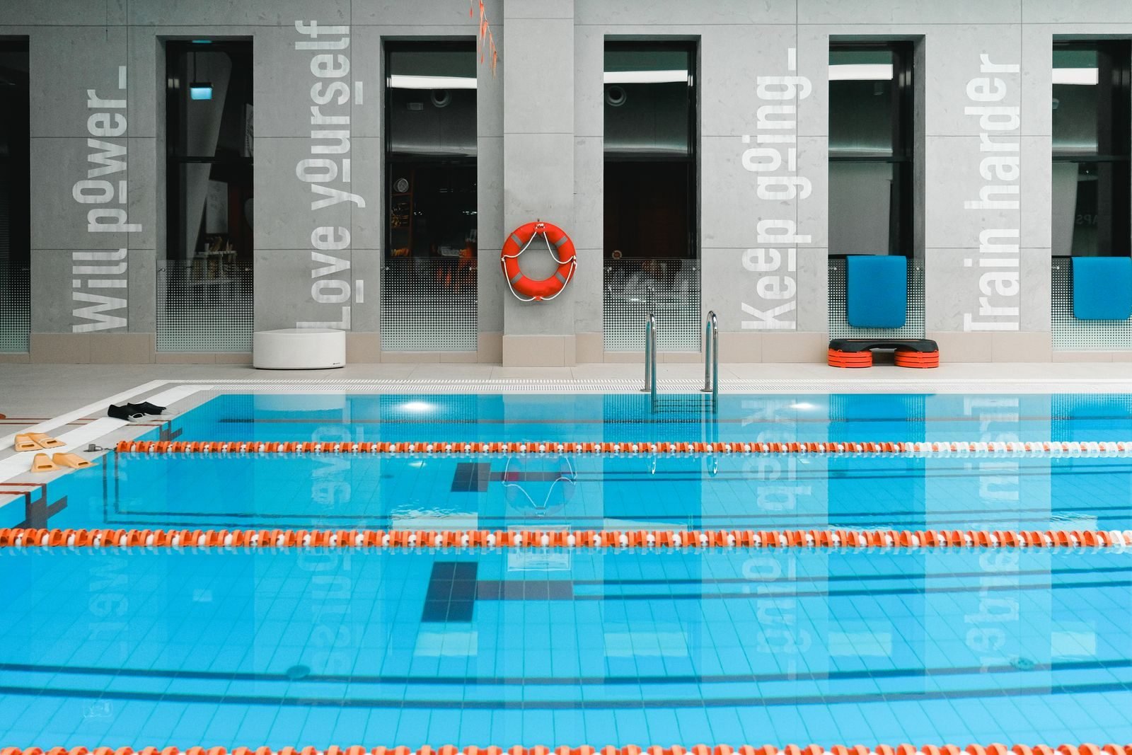 Beckenumgang eines Schwimmbads mit gereinigtem Fliesenboden