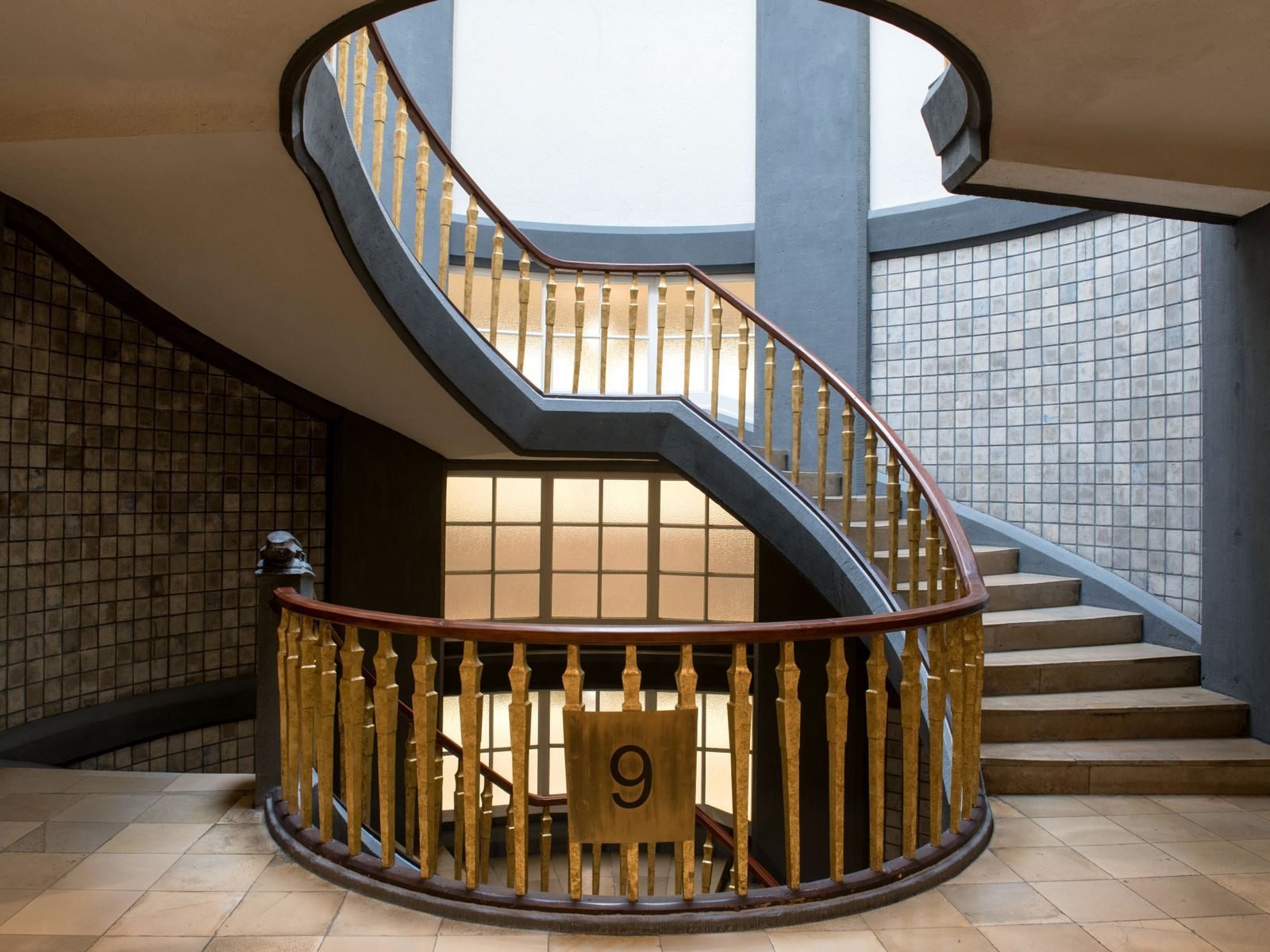 Historisches Treppenhaus einer Wohnanlage nach der Reinigung